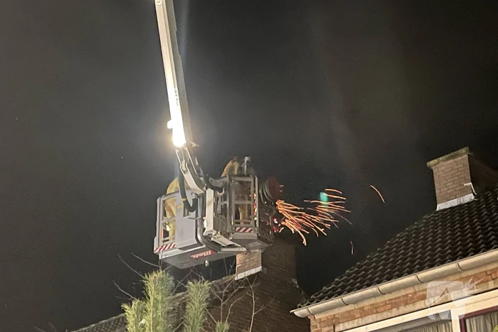 Brandweer dooft brand in schoorsteen