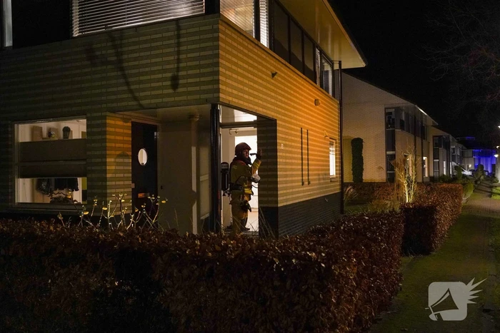 Brandweer controleert woning vanwege brand in lamp