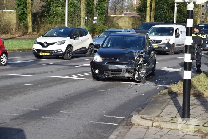 Schade na botsing tussen twee voertuigen