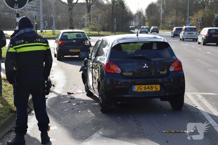 Schade na botsing tussen twee voertuigen
