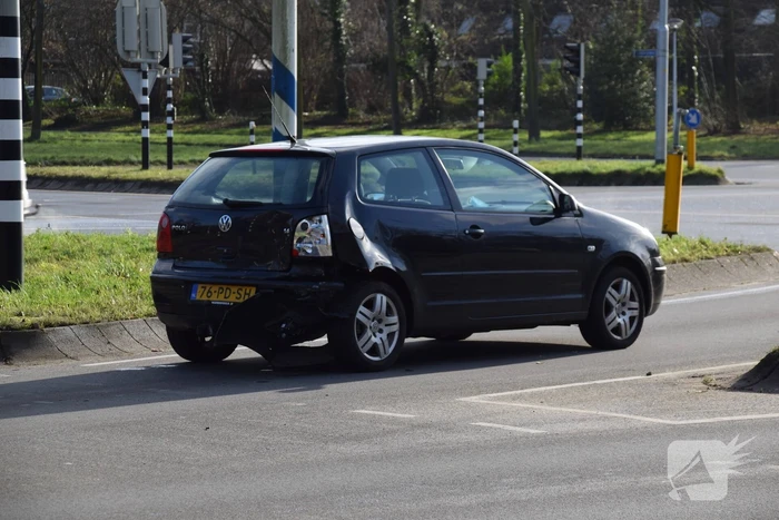 Schade na botsing tussen twee voertuigen