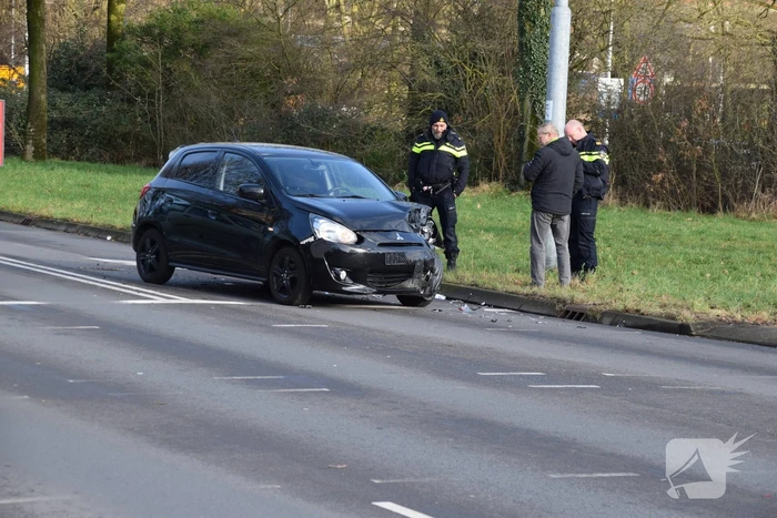 Schade na botsing tussen twee voertuigen