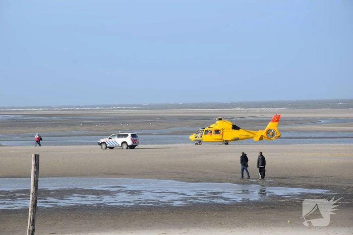 Personen ingesloten door water op zandbank