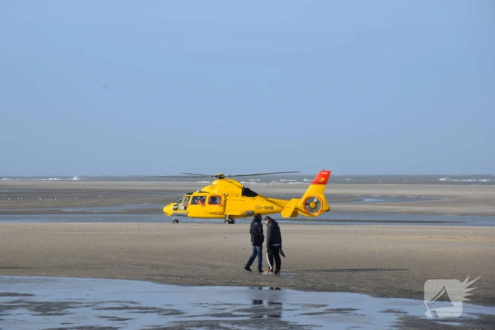 Personen ingesloten door water op zandbank