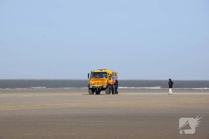 Personen ingesloten door water op zandbank