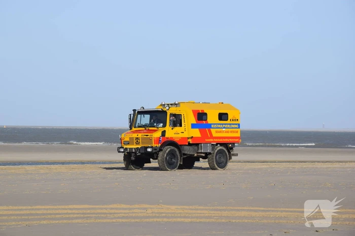 Personen ingesloten door water op zandbank