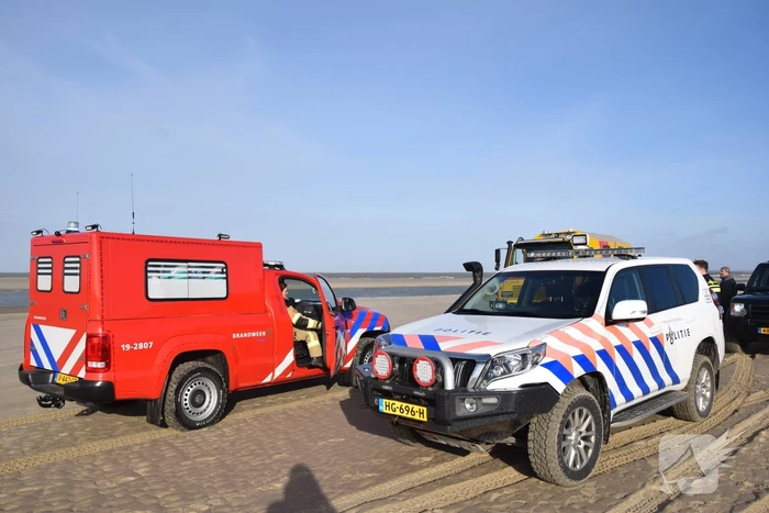 Personen ingesloten door water op zandbank