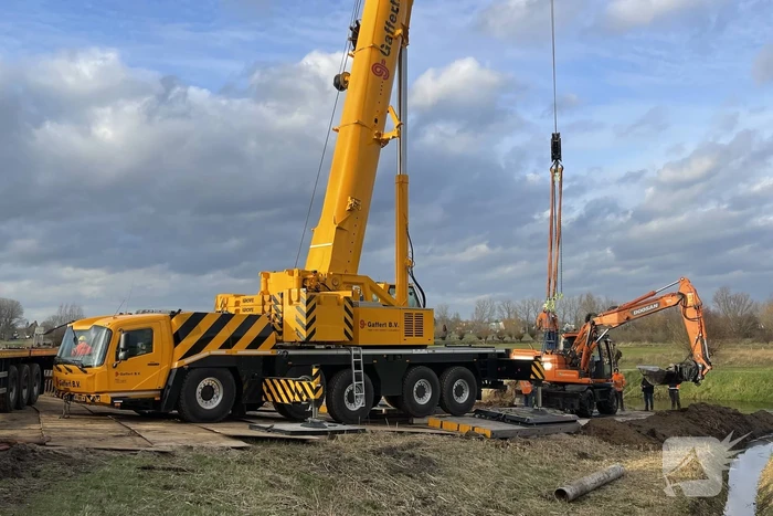 Graafmachine belandt in sloot