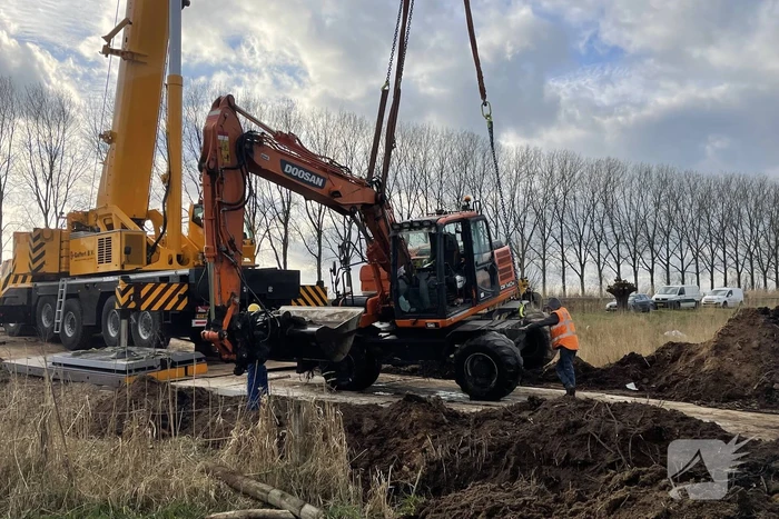 Graafmachine belandt in sloot