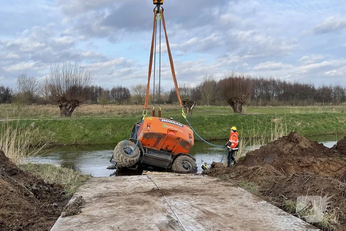 Graafmachine belandt in sloot