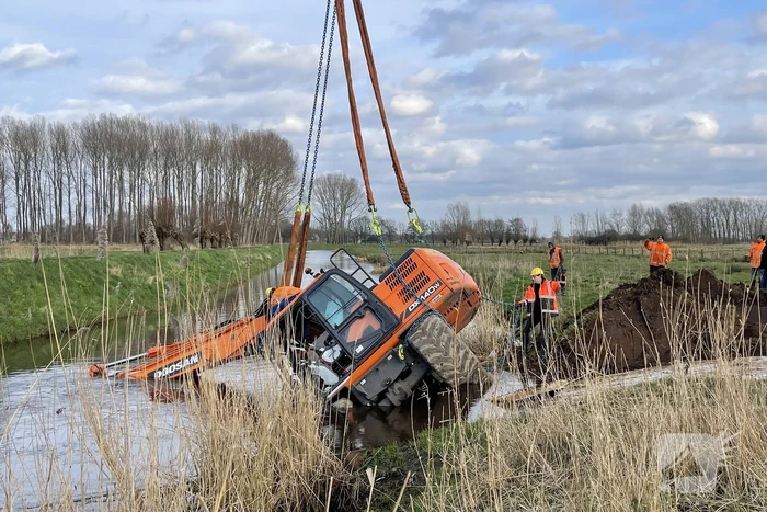 Graafmachine belandt in sloot