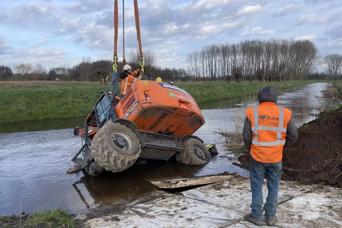 Graafmachine belandt in sloot