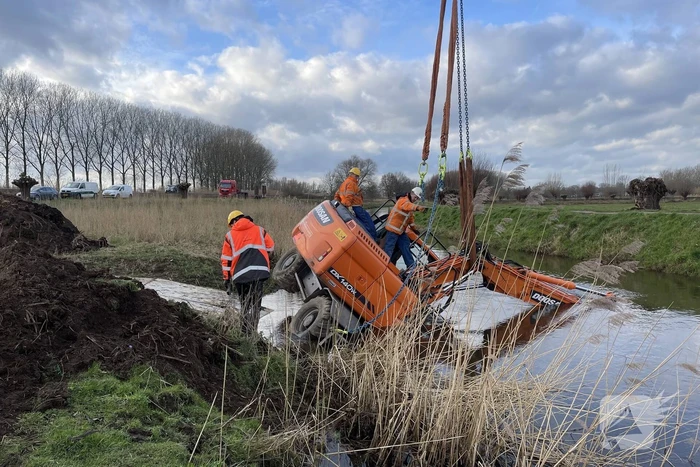 Graafmachine belandt in sloot