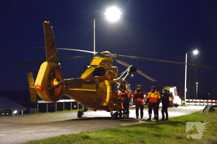 Twee personen te water na omslaan van zeilboot