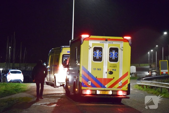 Twee personen te water na omslaan van zeilboot