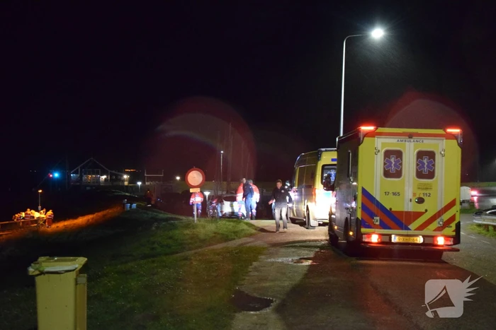 Twee personen te water na omslaan van zeilboot