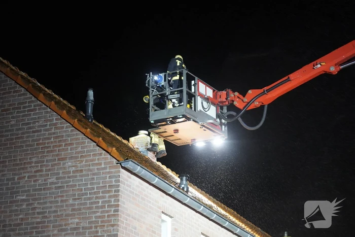 Brand in schoorsteen van woning
