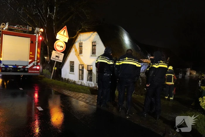 Brandweer ventileert woning vanwege brand in schoorsteen