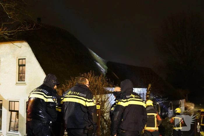 Brandweer ventileert woning vanwege brand in schoorsteen