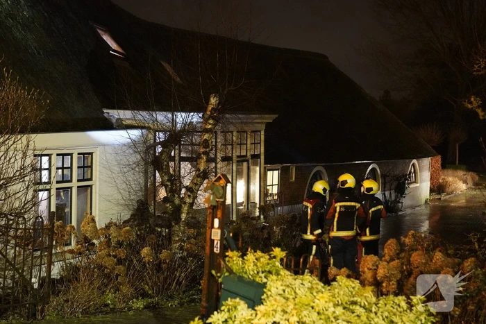 Brandweer ventileert woning vanwege brand in schoorsteen
