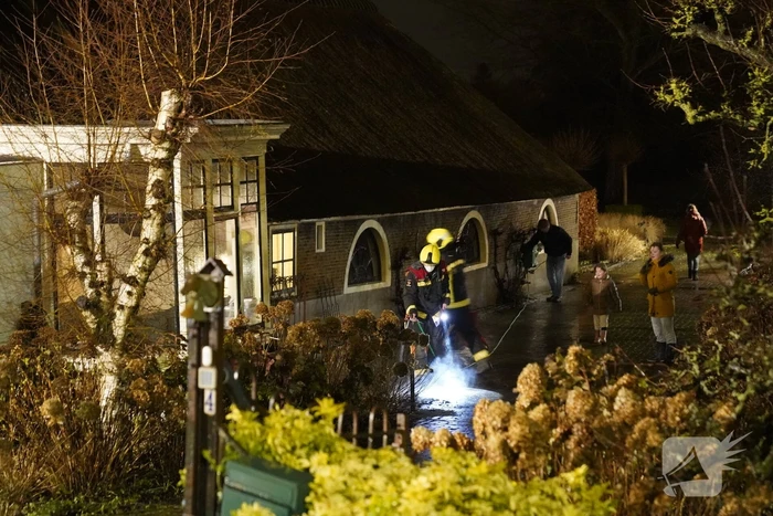 Brandweer ventileert woning vanwege brand in schoorsteen