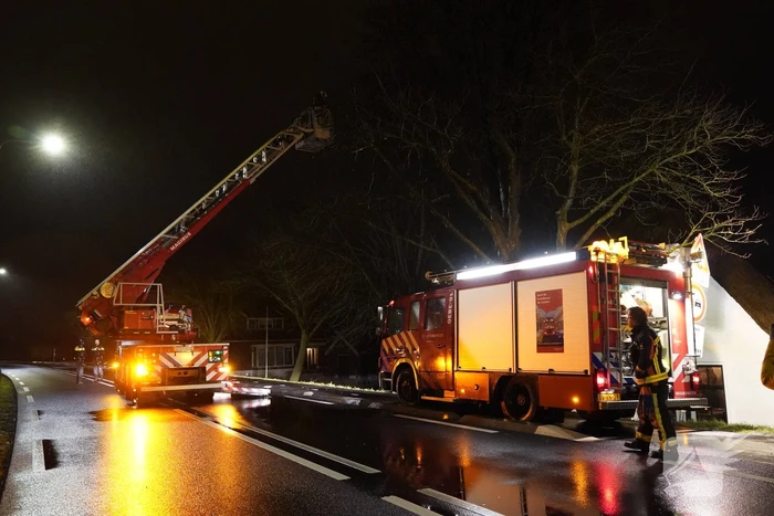 Brandweer ventileert woning vanwege brand in schoorsteen