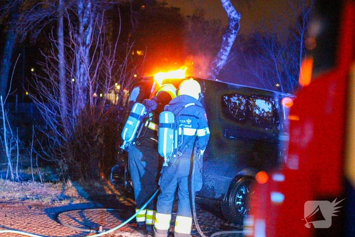 Busje volledig verwoest vanwege brand