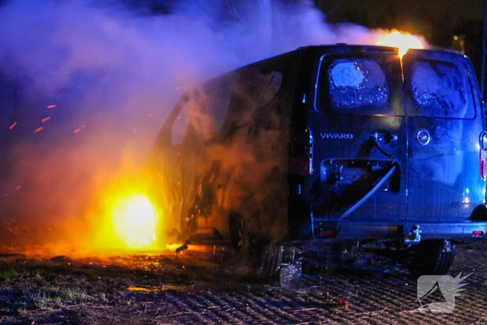 Busje volledig verwoest vanwege brand