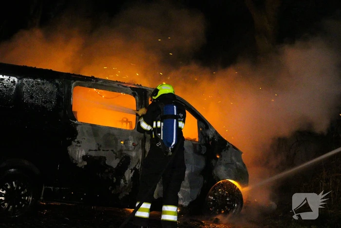 Busje volledig verwoest vanwege brand