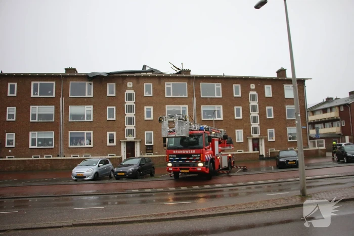 Groot stuk dak waait van flat