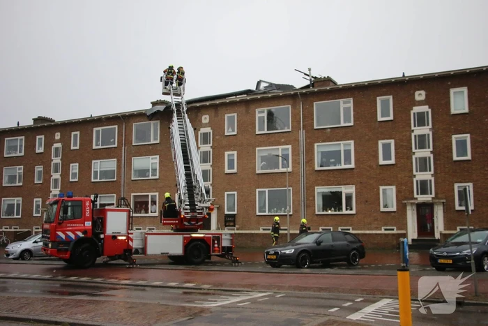 Groot stuk dak waait van flat
