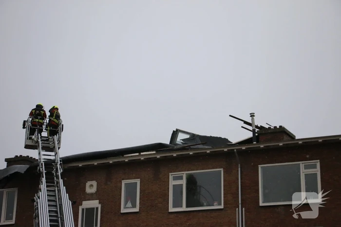 Groot stuk dak waait van flat