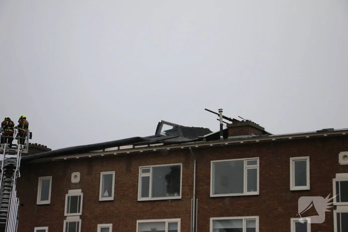 Groot stuk dak waait van flat
