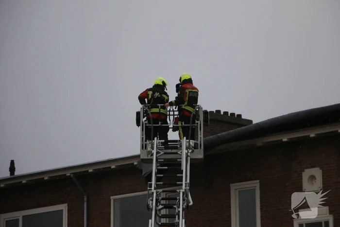 Groot stuk dak waait van flat