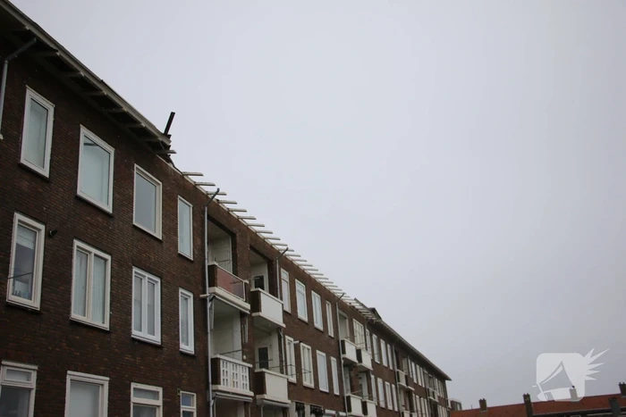 Groot stuk dak waait van flat
