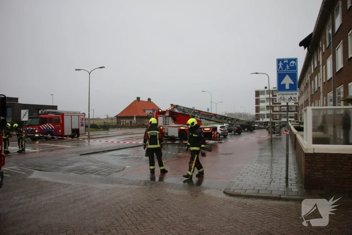 Groot stuk dak waait van flat