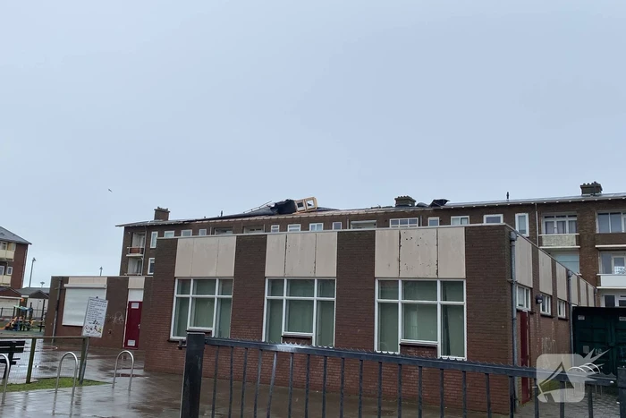 Groot stuk dak waait van flat
