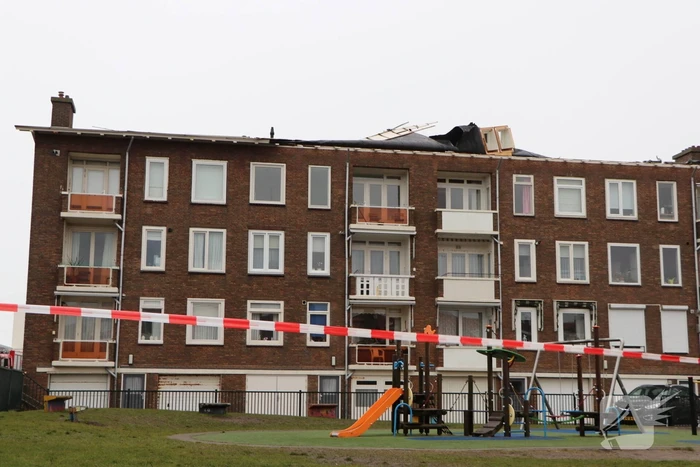 Groot stuk dak waait van flat
