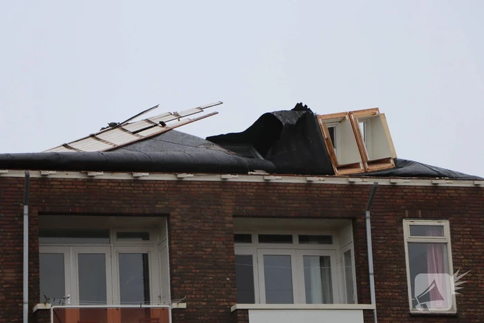 Groot stuk dak waait van flat