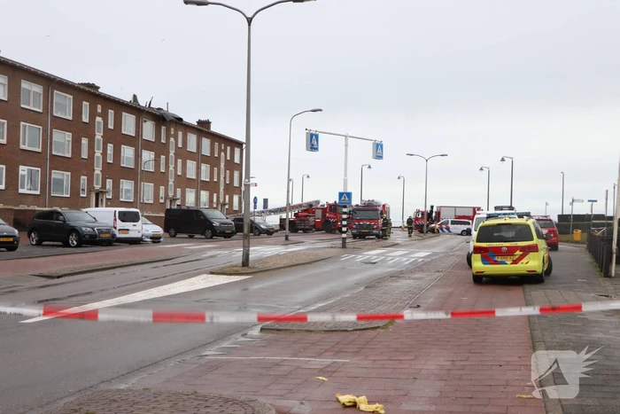 Groot stuk dak waait van flat