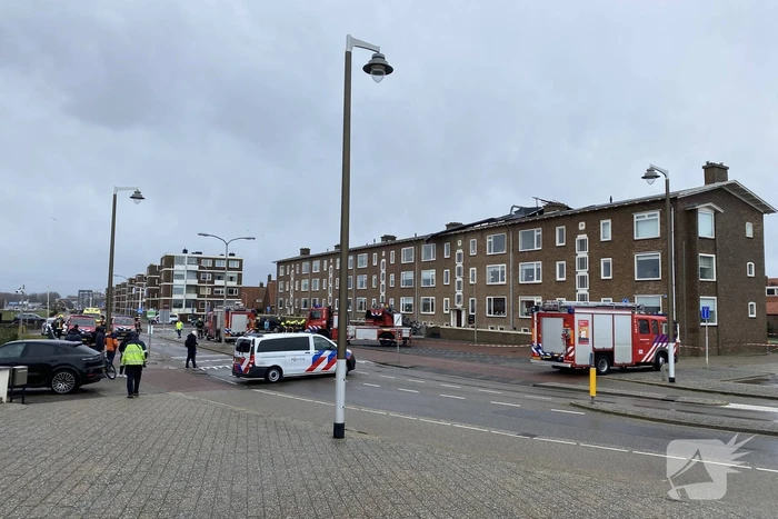Groot stuk dak waait van flat