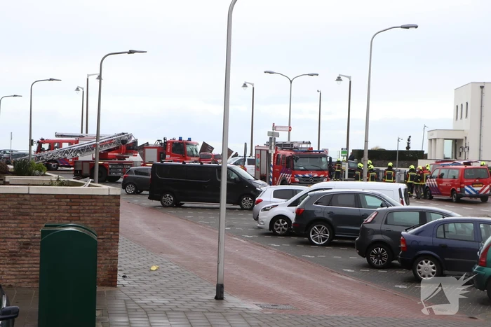 Groot stuk dak waait van flat