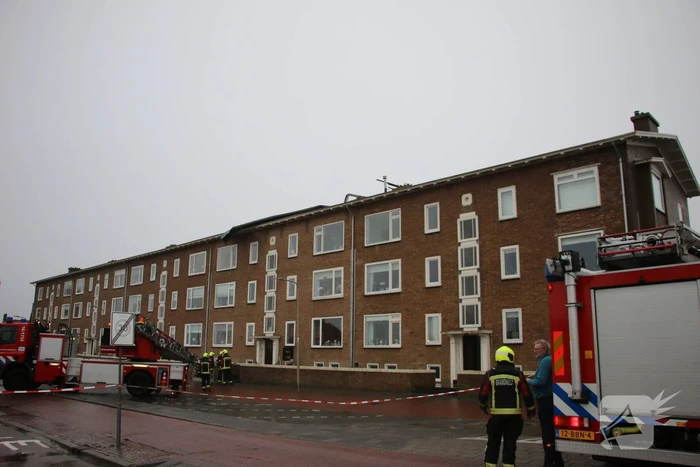 Groot stuk dak waait van flat