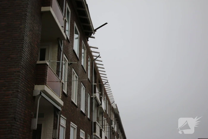 Groot stuk dak waait van flat