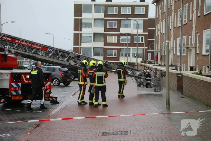 Groot stuk dak waait van flat