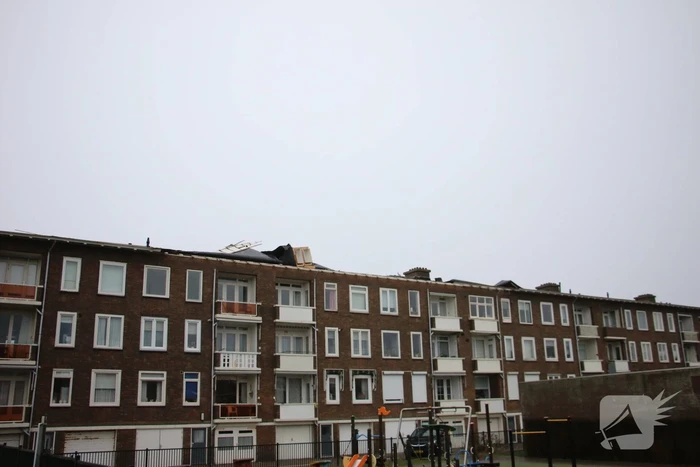 Groot stuk dak waait van flat