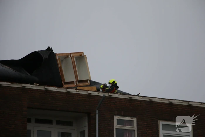 Groot stuk dak waait van flat