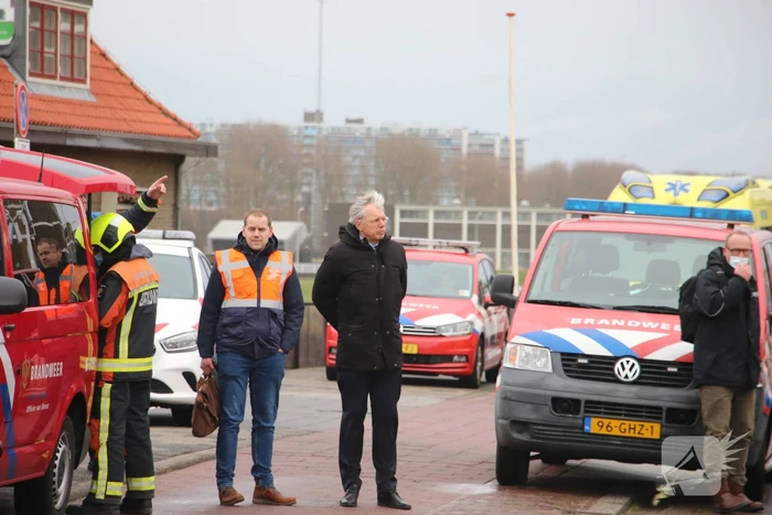 Groot stuk dak waait van flat