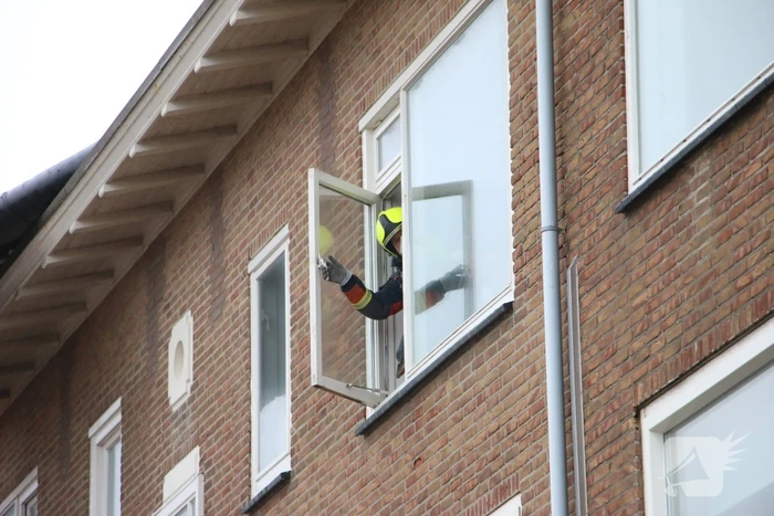 Groot stuk dak waait van flat