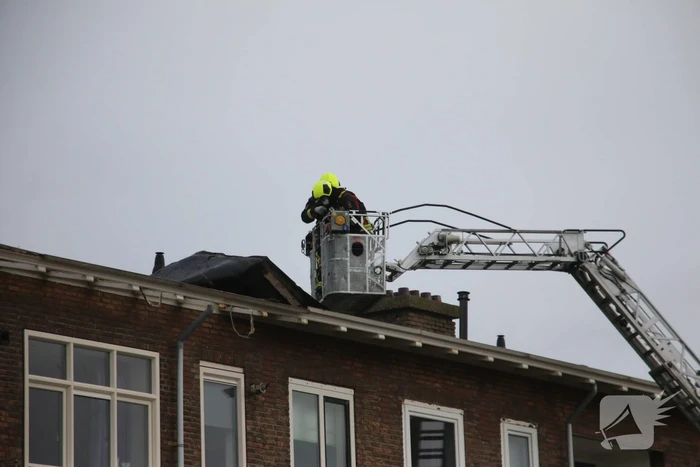 Groot stuk dak waait van flat